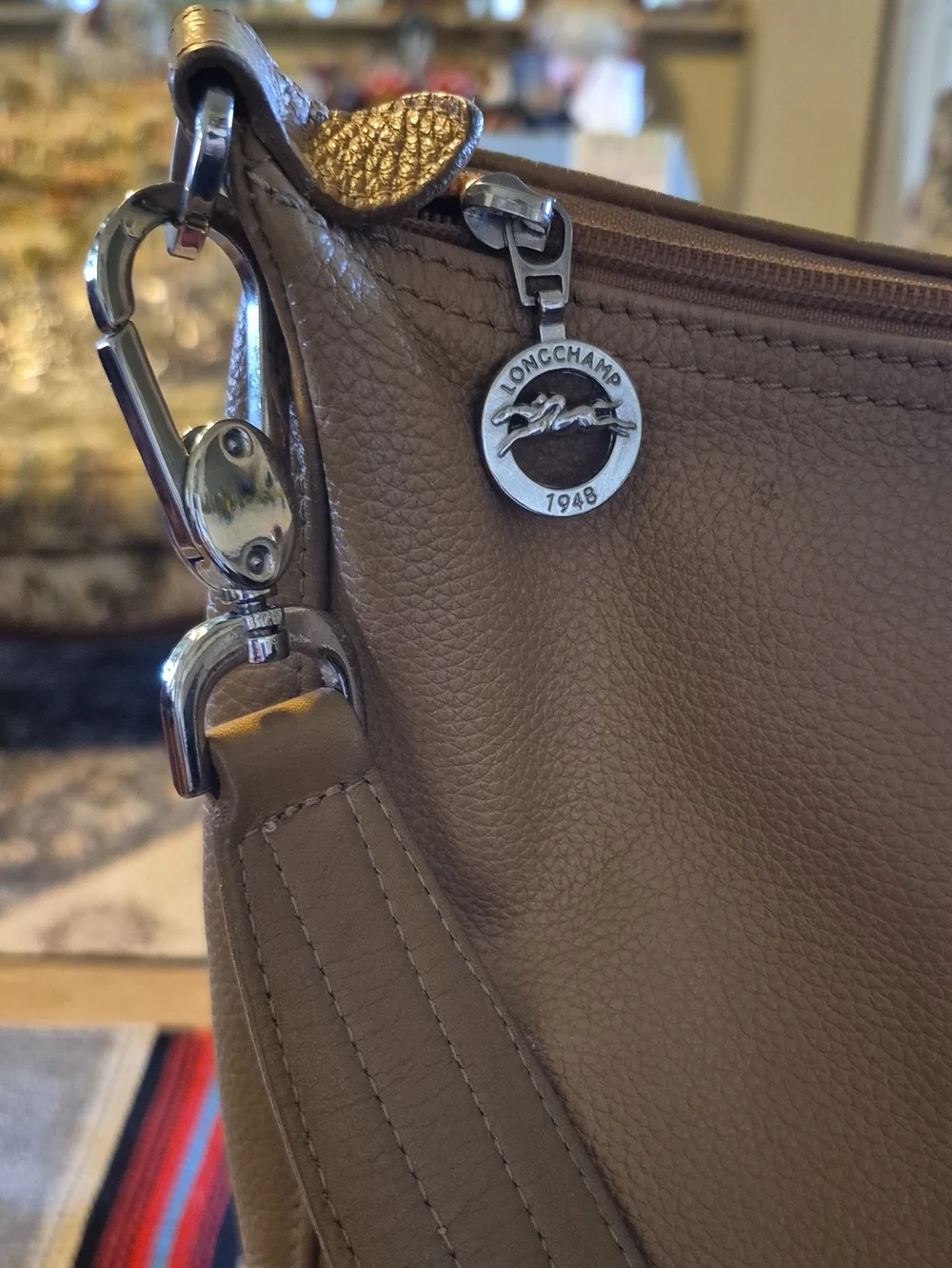 Longchamp Vintage Luxury pebbled& Smooth Leather. InteriorCode.#518042 BKQ.